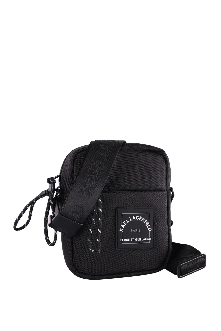 Bolso bandolera negro con logo plateado