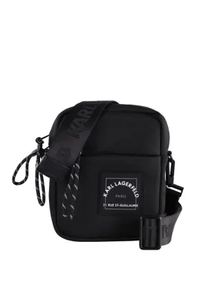 Bolso bandolera negro con logo plateado