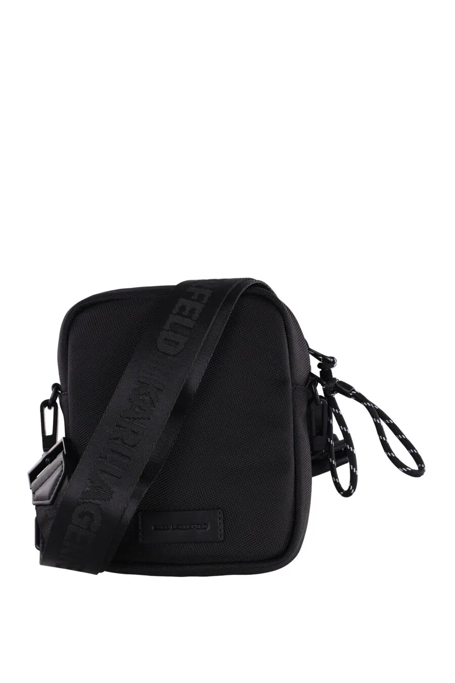 Bolso bandolera negro con logo plateado