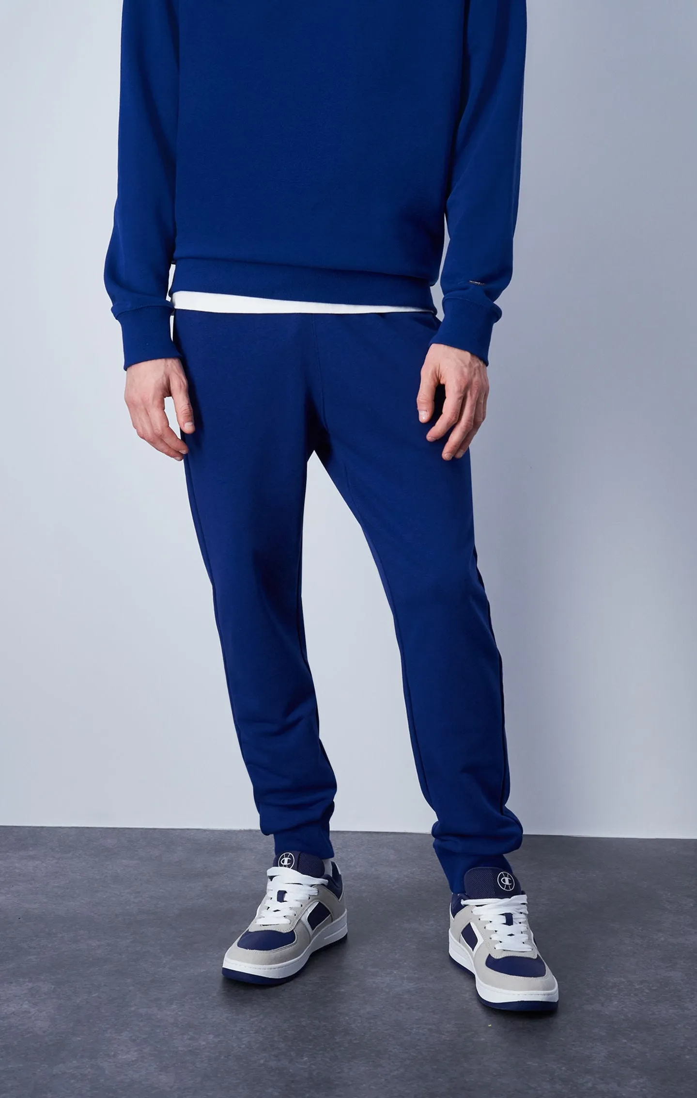 Joggers con logotipo tonal en C